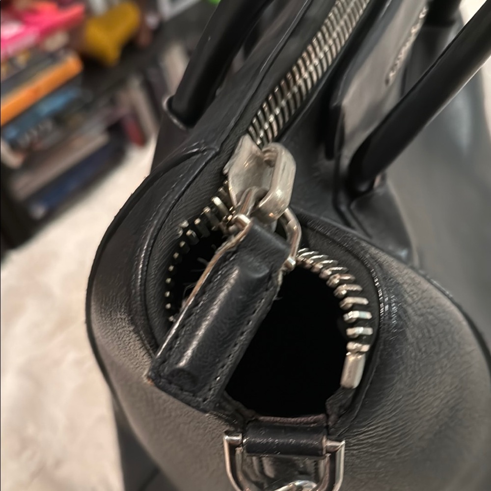 ✨HP✨ Givenchy Antigona Bag - Picture 4 of 15